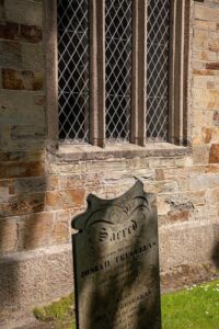 Kirchenfenster mit Stein
