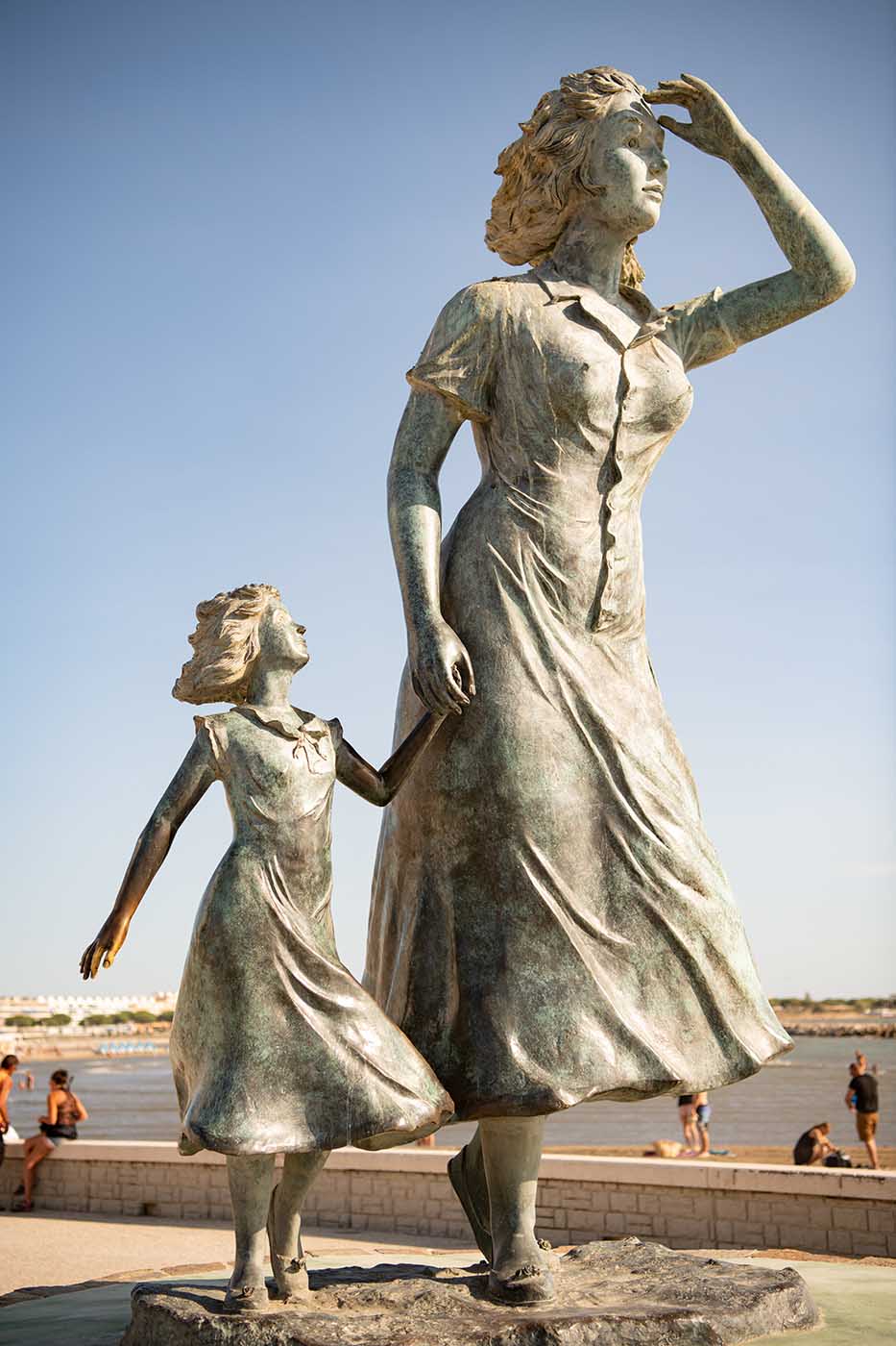 Le Grau du Roi Denkmal fuer eine Fischerfrau und Kind