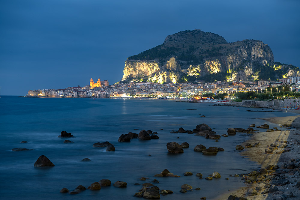 Abendlicher_Blick_ auf_die_Stadt_und_den_Rocca_di_Cefalu Abendlicher Blick auf Cefalu