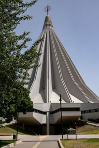 Basilica_Santuario_Madonna_delle_Lacrime Die Wallfahrtskirch fällt auf