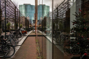 Blick auf das Word Trade Center Rotterdam mit Spiegelung in der Haeuserfront