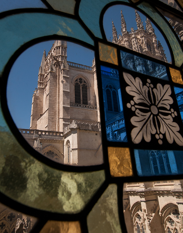 Dei kathedrale von Burgos durch ein Fenster gesehen