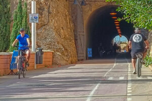 Rundreise durch Andalusien, Tunnel an dem Küstenweg