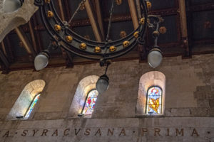 Im_Dom Alte Inschrift und Fenster im Dom