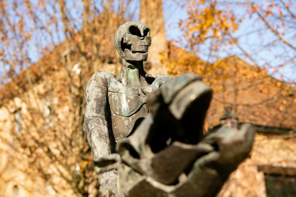 Kunst im Klosterhof, interessante und furchterregende Statuen