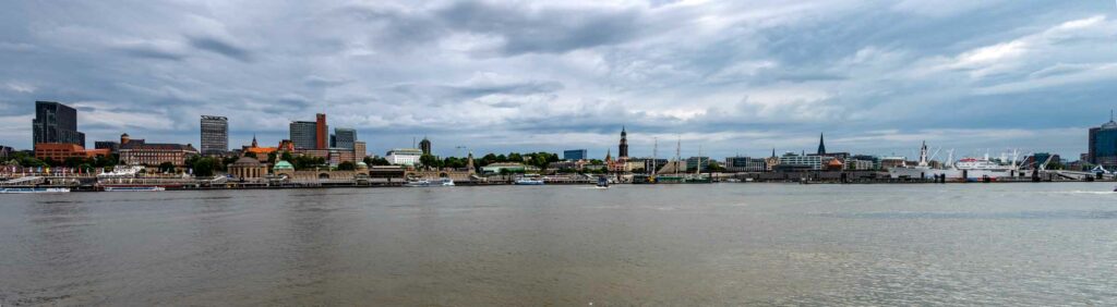 Panoramablick über Hamburg , die Elbe mit Landungsbrücken