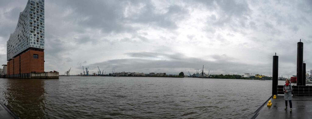 Ein Blick auf die Landungsbrücken mit einem Panorama von Hamburg