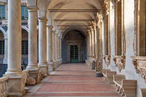 altes_kloster in einem alten Kloster ist eine Schule untergebracht
