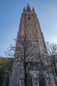 Imposant ragt der Turm der Liebfrauenkirche hoch hinaus